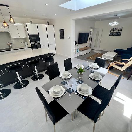 Wembley Stadium 5 Star Brand New Luxury Sleeps 14 With Parking Villa ลอนดอน ภายนอก รูปภาพ