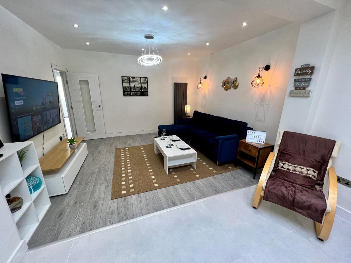 Wembley Stadium 5 Star Brand New Luxury Sleeps 14 With Parking Villa ลอนดอน ภายนอก รูปภาพ