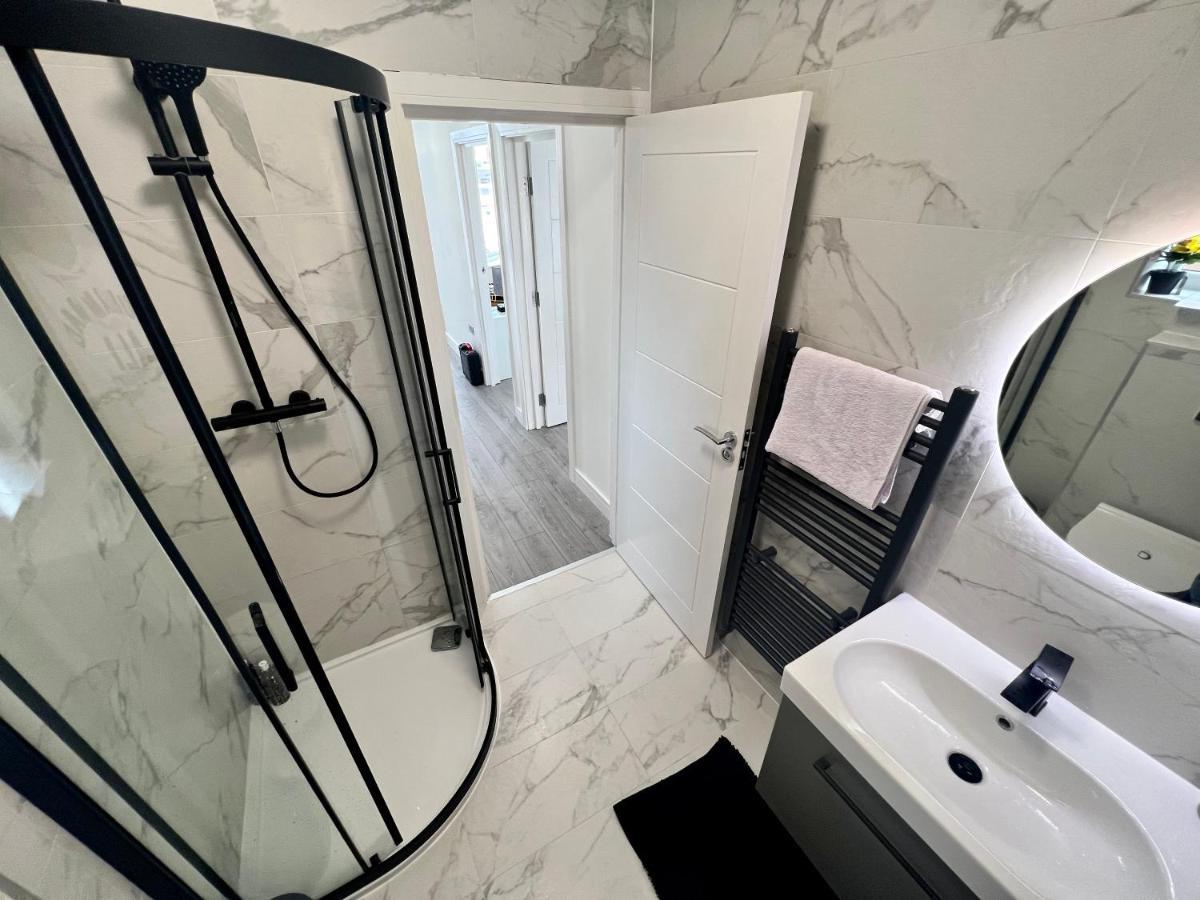 Wembley Stadium 5 Star Brand New Luxury Sleeps 14 With Parking Villa ลอนดอน ภายนอก รูปภาพ